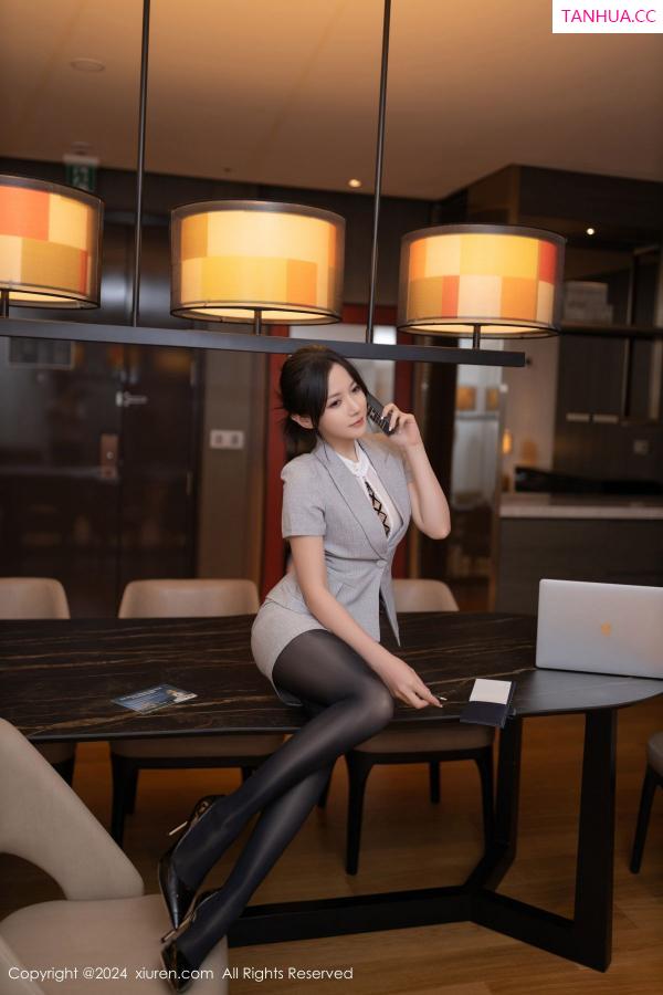 鱼子酱fish  [XiuRen]高清写真图 2024.09.20 No.9189 鱼子酱Fish 黑丝美腿第11张图片